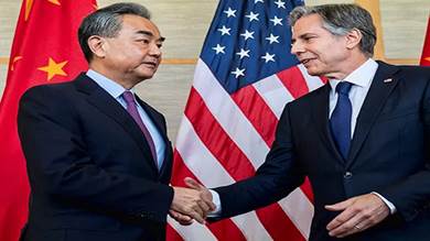 وزير الخارجية الأميركي أنتوني بلينكين يلتقي بنظيره الصيني وانج يي خلال اجتماع في نوسا دوا ، بالي ، إندونيسيا